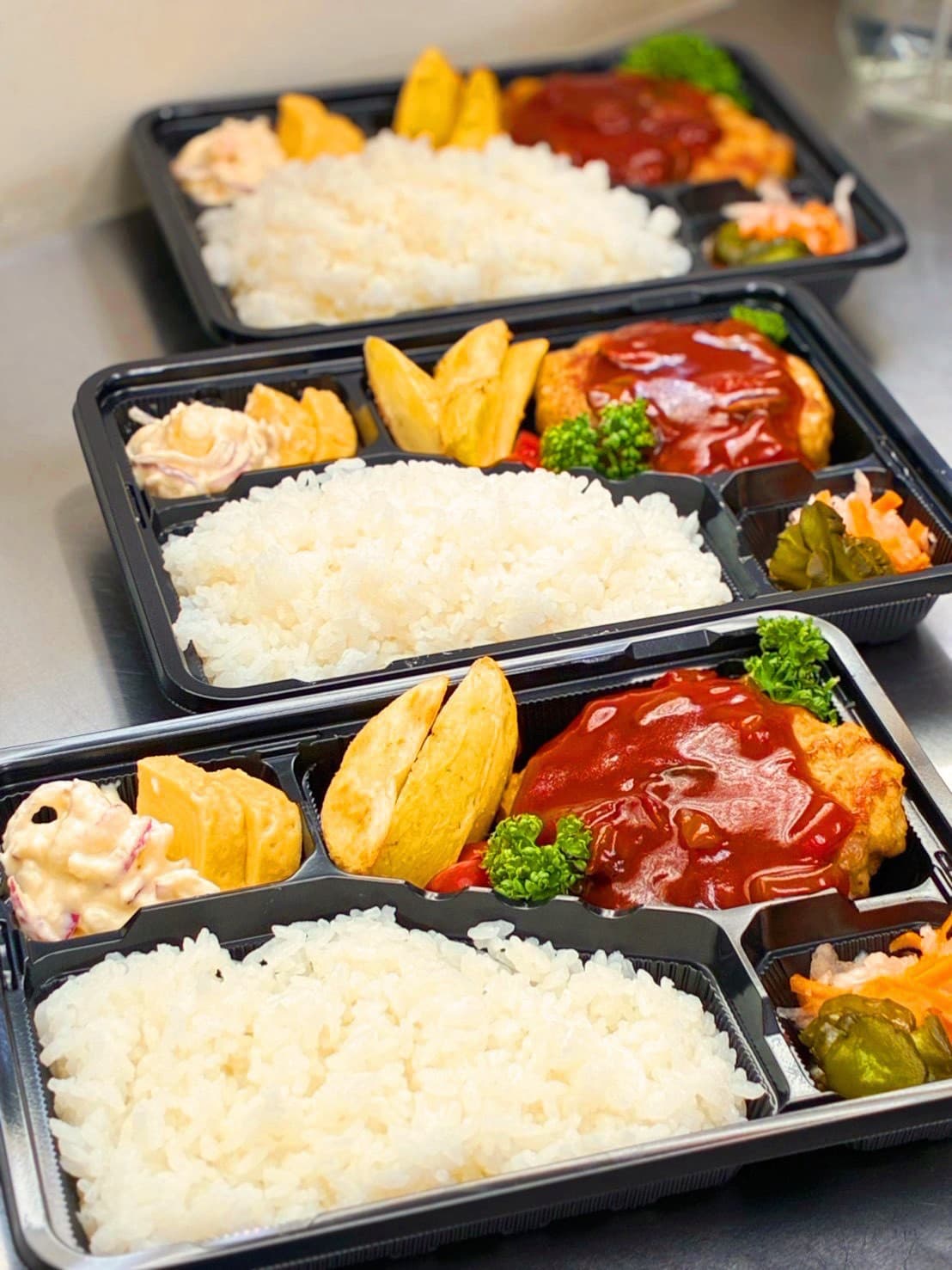 ハンバーグと卵焼き、ポテトを詰め合わせたK-laboのお弁当