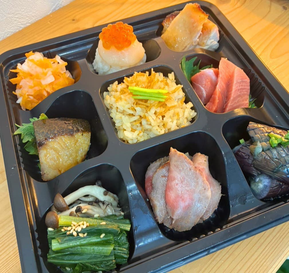 刺身やローストビーフを詰め合わせたK-laboの幕の内弁当