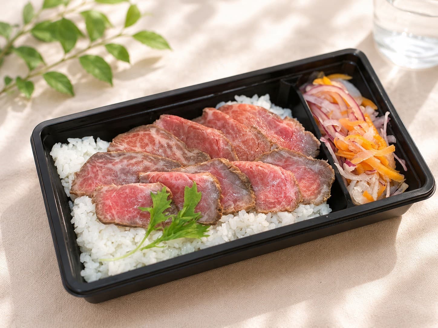 彩り野菜を添えたK-laboのローストビーフ弁当
