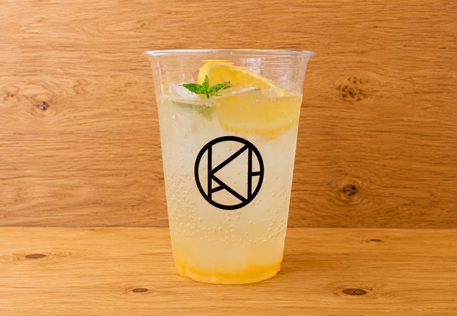 レモンとミントを添えたK-laboのシトラスレモネード