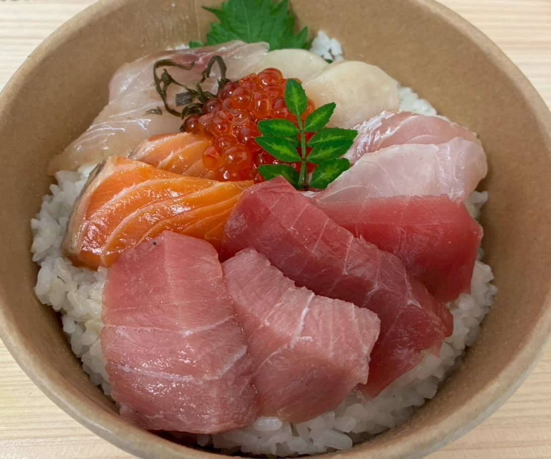 マグロやサーモン、いくらを盛り付けたK-laboの海鮮丼