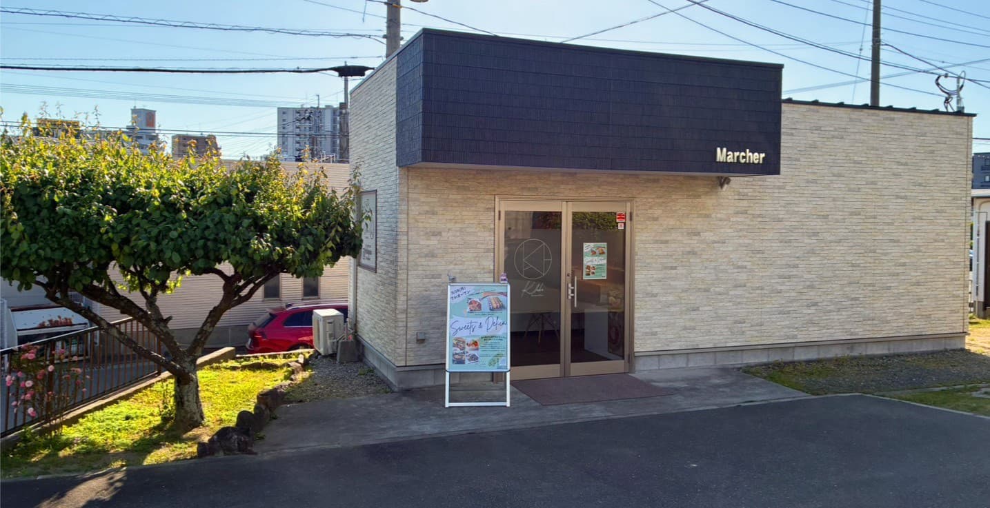 紫駅東口すぐ、K-laboの外観。入口に立て看板が置かれている
