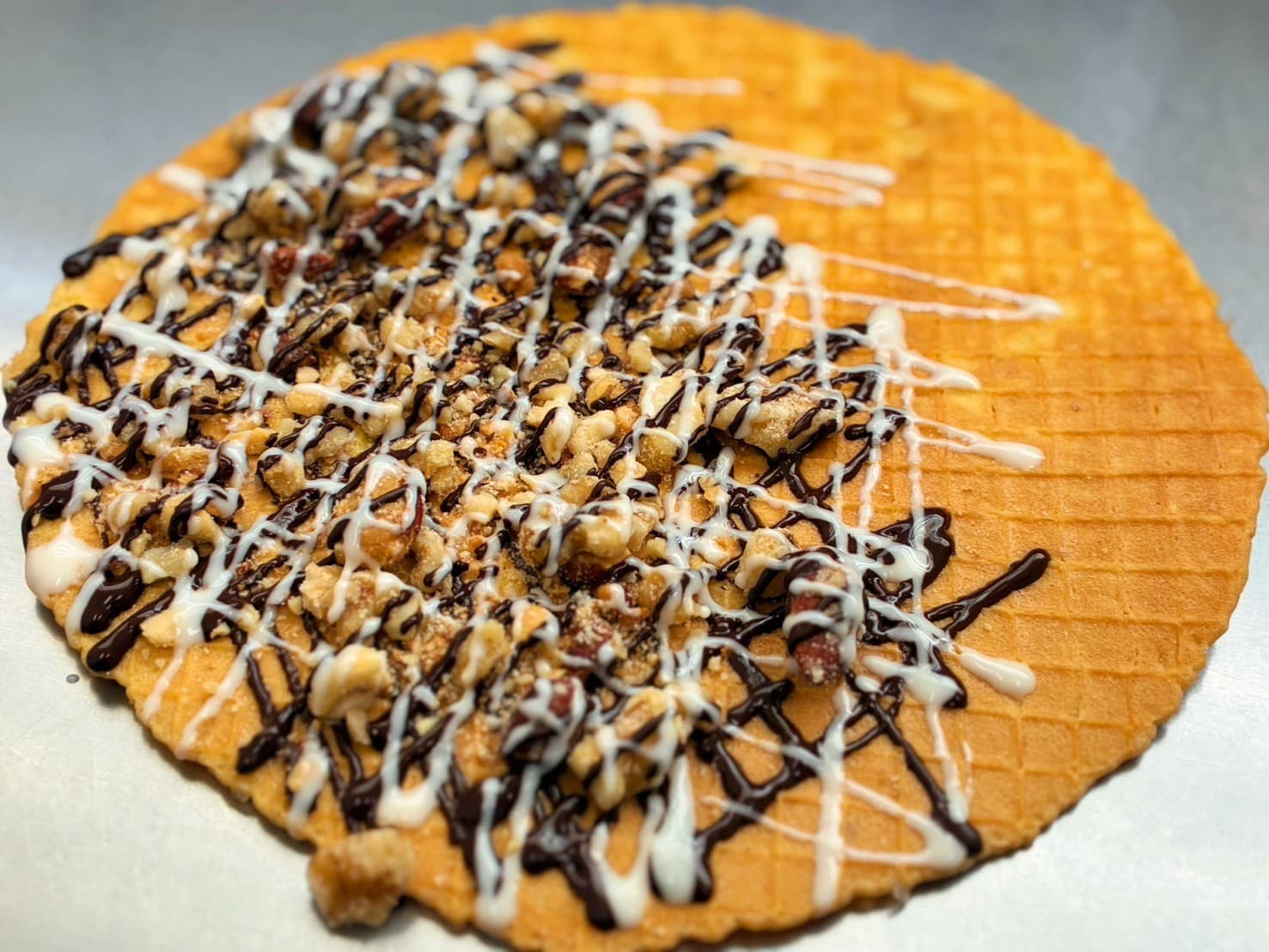 ナッツとチョコレートをあしらったK-laboのストロープワッフル