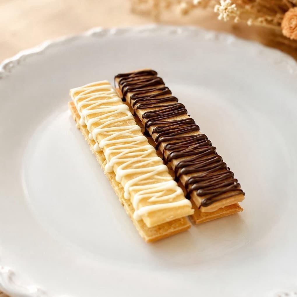ホワイトとビターのチョコレートをかけたK-laboの彩りバターサンドクッキー